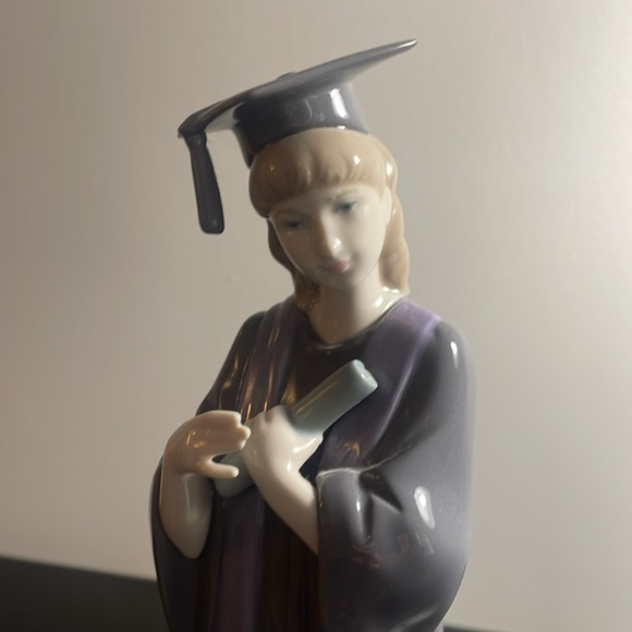 2008 Lladro NAO Porcelain Graduation girl figurine. - Picture 2 of 4